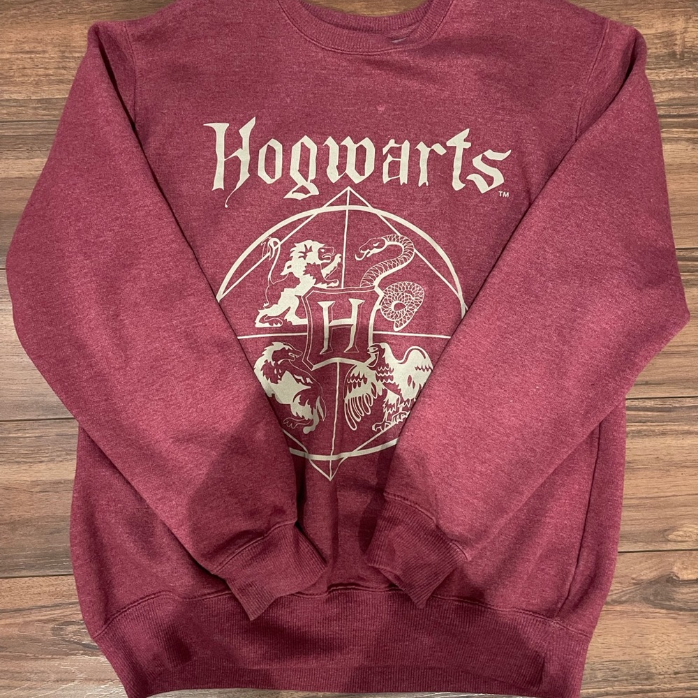 Rare hogwarts crewneck ( FREE SHIP)